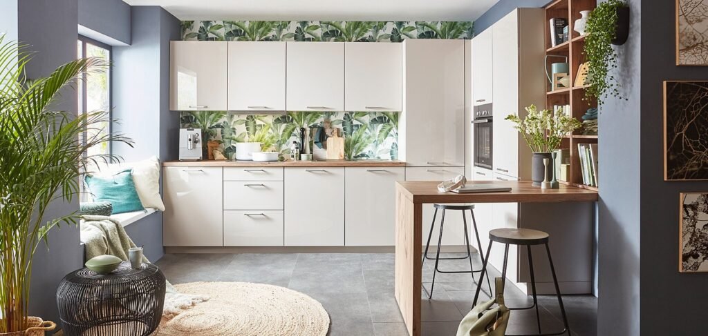 Tienda de cocinas modernas en Sevilla con diseño blanco y madera, barra funcional y detalles naturales, ideal para hogares actuales con estilo.