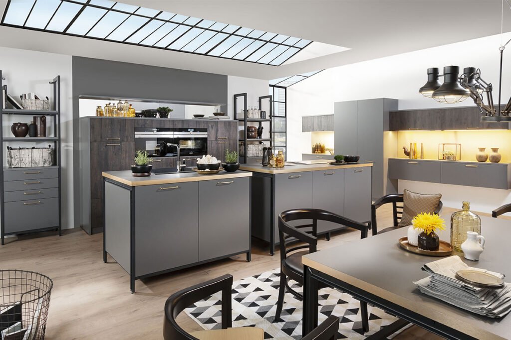 Cocina clásica renovada en Sevilla con muebles grises, encimeras en madera natural y luz cenital que realza el diseño tradicional con toques modernos.