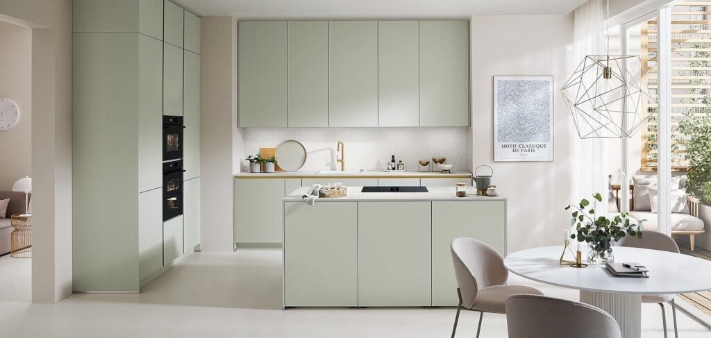 Diseño de cocina moderna con isla y muebles verde salvia, realizada en Sevilla por expertos en cocinas personalizadas.