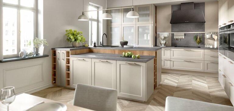Cocina de estilo clásico renovado en Sevilla con isla funcional, muebles blancos con detalles en madera y encimera en gris grafito.