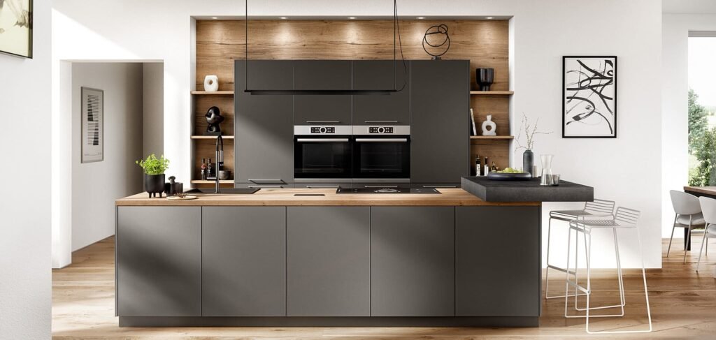 Cocina de diseño industrial en Sevilla con muebles antracita, encimera de madera y zona de bar integrada con taburetes altos.