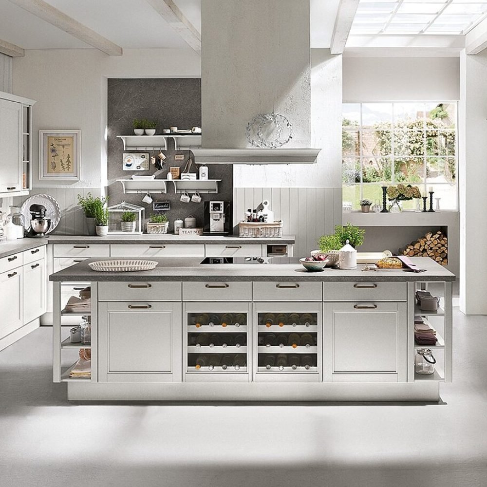 Cocina rústica en Sevilla con isla central, muebles blancos y detalles artesanales, perfecta para hogares con encanto campestre.