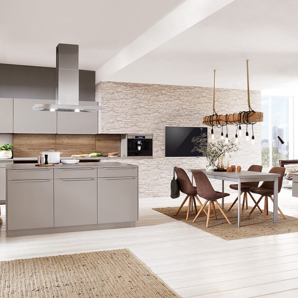 cocinas de diseño abiertas al salón Sevilla Cocina abierta al salón en Sevilla, con isla gris, diseño moderno y espacio luminoso, ideal para hogares con estilo contemporáneo.